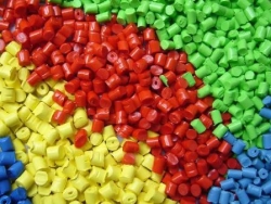 苏姆龙色母粒介绍塑料制品厂为什么要使用色母？使用色母会增加产品成本吗？